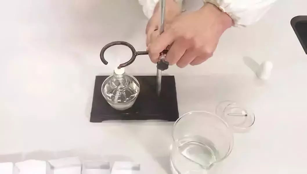 学生不认识白蜡烛未必是没常识 教育应该与时俱进