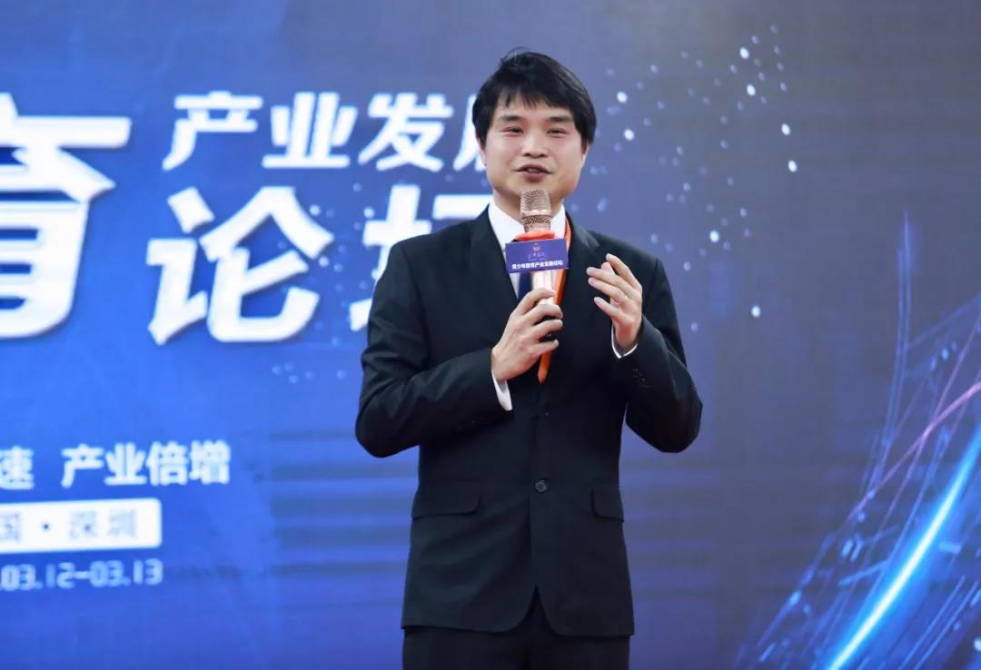 　　12日下午，少年之光001校区匡夏校长为大家分享了多年教育培训行业校长的心路历程。  　　中国团队复制第一人钟承恩老师则为大家带来了诙谐幽默的关于“教育行业团队打造”分享。  　　中国实战营销管理专家，同时也是少年之光董事常务副总裁余强老师为我们带来营销实战宝典。