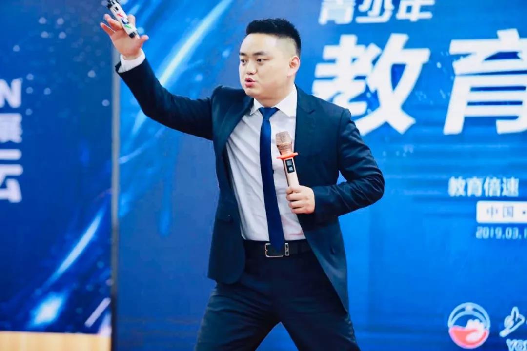 　　12日下午，少年之光001校区匡夏校长为大家分享了多年教育培训行业校长的心路历程。  　　中国团队复制第一人钟承恩老师则为大家带来了诙谐幽默的关于“教育行业团队打造”分享。  　　中国实战营销管理专家，同时也是少年之光董事常务副总裁余强老师为我们带来营销实战宝典。