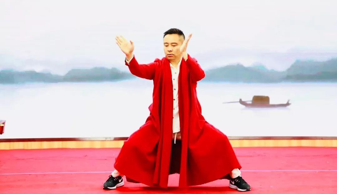 　　12日下午，少年之光001校区匡夏校长为大家分享了多年教育培训行业校长的心路历程。  　　中国团队复制第一人钟承恩老师则为大家带来了诙谐幽默的关于“教育行业团队打造”分享。  　　中国实战营销管理专家，同时也是少年之光董事常务副总裁余强老师为我们带来营销实战宝典。