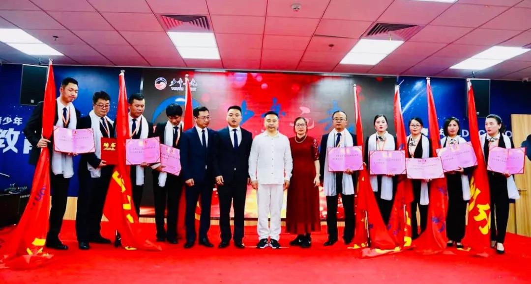 　　12日下午，少年之光001校区匡夏校长为大家分享了多年教育培训行业校长的心路历程。  　　中国团队复制第一人钟承恩老师则为大家带来了诙谐幽默的关于“教育行业团队打造”分享。  　　中国实战营销管理专家，同时也是少年之光董事常务副总裁余强老师为我们带来营销实战宝典。