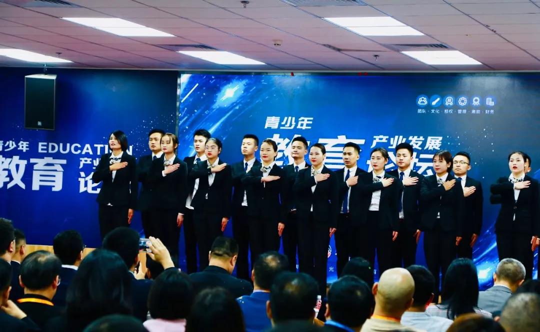 　　龙狮开光，光照四方，中华大地，少年永亮。醒狮点晴，祝愿少年之光清湖校区开业大吉永绽光芒。  　　莅临本次论坛的嘉宾还有深圳市管理咨询行业协会会长，华一世纪集团董事长单海洋；  　　聚成股份副董事长兼财务总监，华企科技董事长张丽萍；  　　聚成股份董事会秘书，党委组织部部长郭风；  　　中金投资董事长李中斌；  　　华商书院粤港澳校友会，深圳校友会秘书长曾富赟；  　　东方企业家商学院院长，中国毛泽东思想研究会常务副会长温舟教授；  　　以及少年之光特训事业部学堂事业部的高管团队和来自全国各地优秀的城市校董和分校校董代表们。