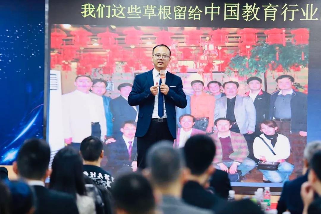 　　12日下午，少年之光001校区匡夏校长为大家分享了多年教育培训行业校长的心路历程。  　　中国团队复制第一人钟承恩老师则为大家带来了诙谐幽默的关于“教育行业团队打造”分享。  　　中国实战营销管理专家，同时也是少年之光董事常务副总裁余强老师为我们带来营销实战宝典。