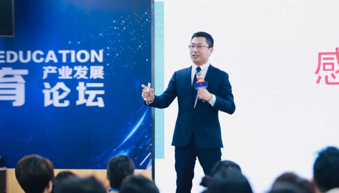 　　12日下午，少年之光001校区匡夏校长为大家分享了多年教育培训行业校长的心路历程。  　　中国团队复制第一人钟承恩老师则为大家带来了诙谐幽默的关于“教育行业团队打造”分享。  　　中国实战营销管理专家，同时也是少年之光董事常务副总裁余强老师为我们带来营销实战宝典。