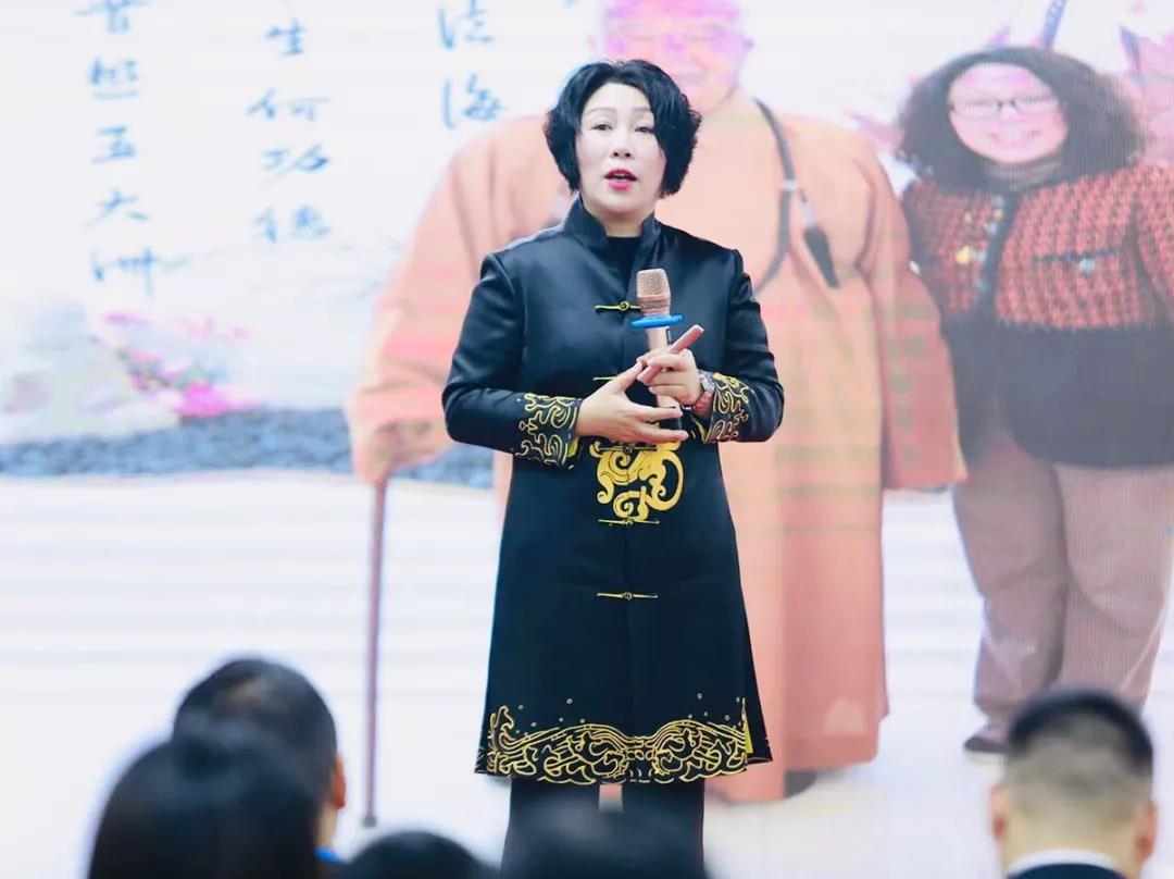 　　12日下午，少年之光001校区匡夏校长为大家分享了多年教育培训行业校长的心路历程。  　　中国团队复制第一人钟承恩老师则为大家带来了诙谐幽默的关于“教育行业团队打造”分享。  　　中国实战营销管理专家，同时也是少年之光董事常务副总裁余强老师为我们带来营销实战宝典。