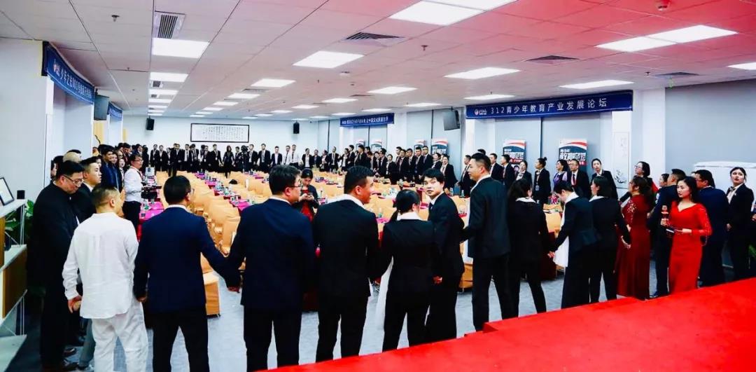 　　12日下午，少年之光001校区匡夏校长为大家分享了多年教育培训行业校长的心路历程。  　　中国团队复制第一人钟承恩老师则为大家带来了诙谐幽默的关于“教育行业团队打造”分享。  　　中国实战营销管理专家，同时也是少年之光董事常务副总裁余强老师为我们带来营销实战宝典。