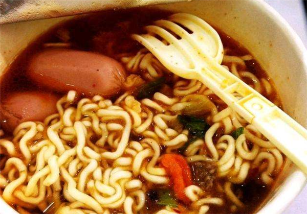 寝室吃泡面被开除,宿舍吃泡面被开除,寝室吃泡面