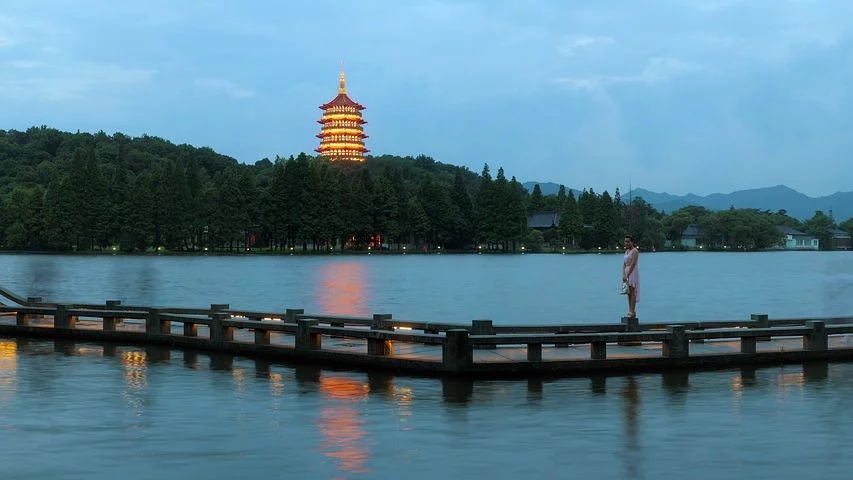 hangzhou-west-lake-night-2099752__340.webp.jpg