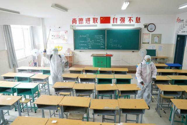 呼和浩特高三学生戴口罩报到