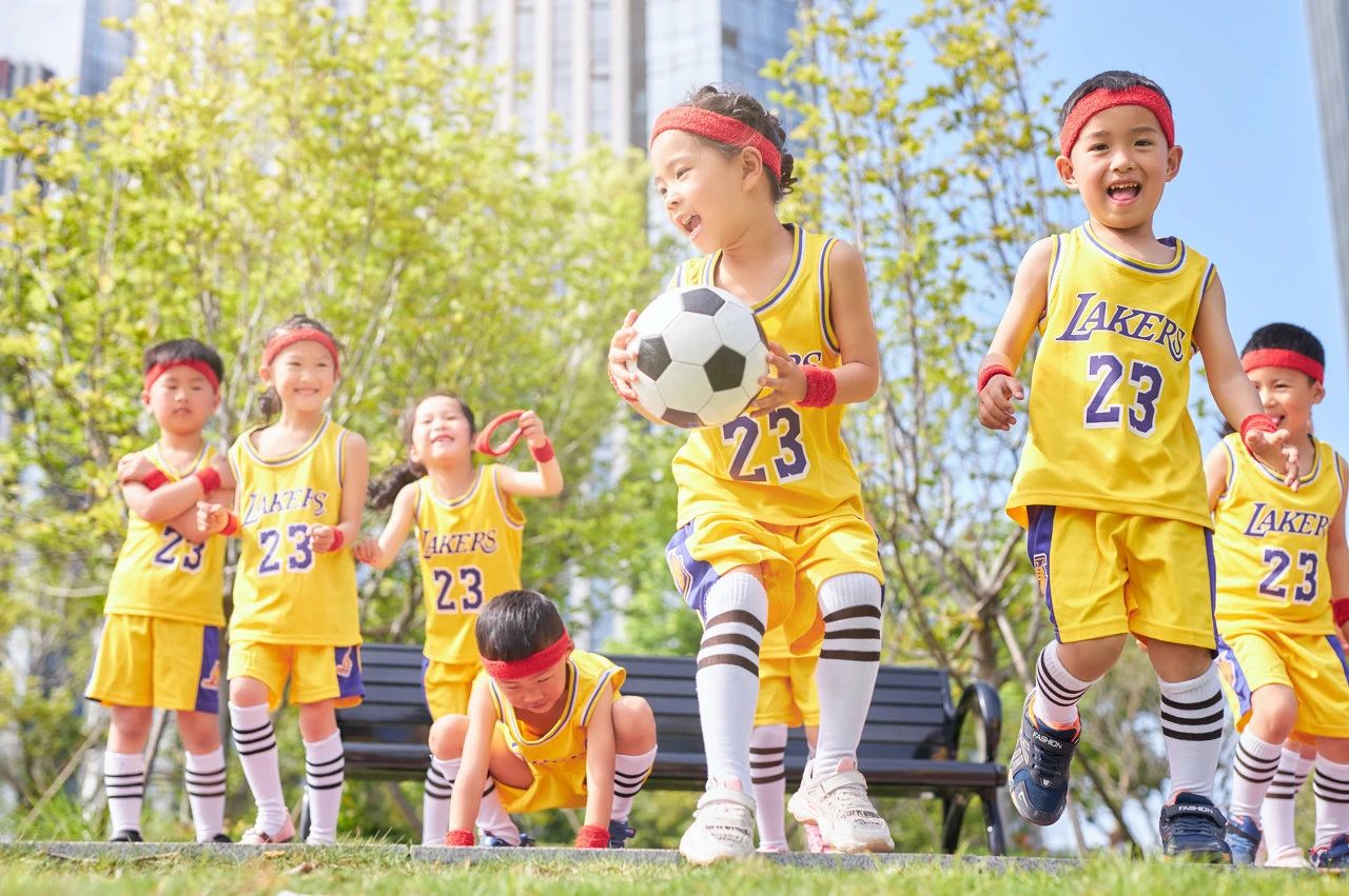 学校男生在踢足球。年轻球员在草地上踢足球。快乐的孩子们在操场上比赛照片摄影图片_ID:378565513-Veer图库