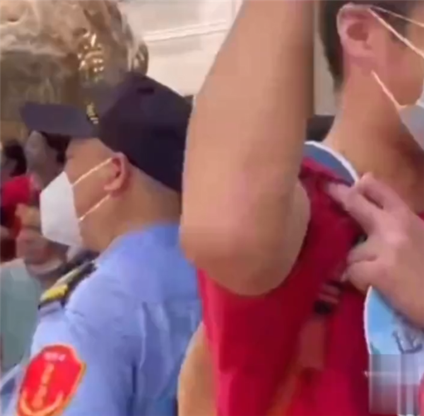 男生第一个奔出考场:自信985肯定有了