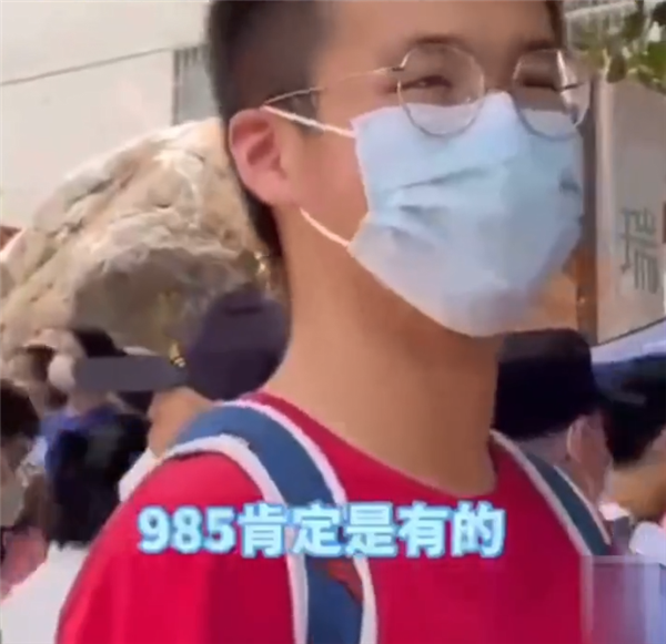 男生第一个奔出考场:自信985肯定有了