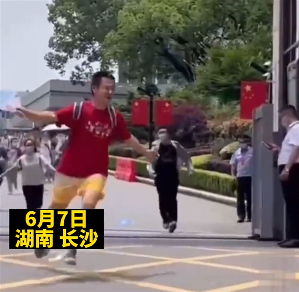 男生第一个奔出考场:自信985肯定有了