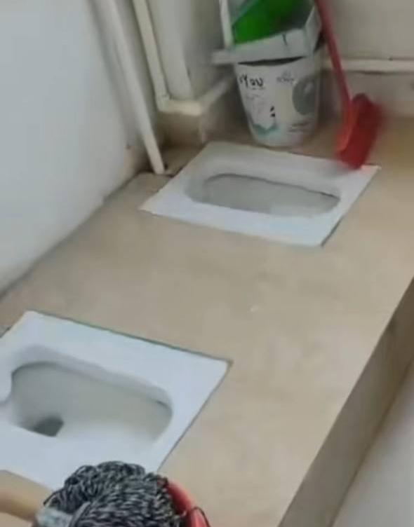 家长送孩子入学看到宿舍环境懵了，宿舍厕所没装门，校方回应来了
