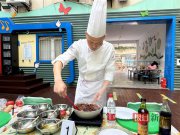 武汉这所小学办了个厨艺技能大赛 孩子们动手做出自己的拿手菜