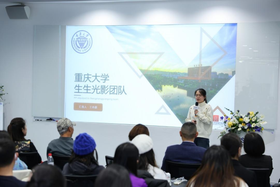 一群人在台上演讲
描述已自动生成