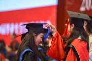 多所高校规范大学生用AI写论文，传递什么态度？