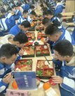 设置“学霸就餐区”引争议 学校回应：系对优秀进步学生的奖励，已取消
