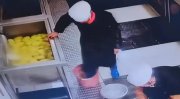 一中学食堂员工脚踩食材？官方：员工辞退，校长免职