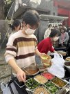 复旦研究生退学摆摊日入700元，还是别过度迷恋“摆摊