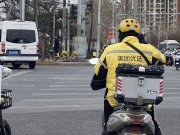 拒绝孩子回国躺平，一批中产父母送娃当厂妹、外卖员