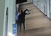 媒体评教师拎起学生威胁要扔下三楼：师风师德不能“