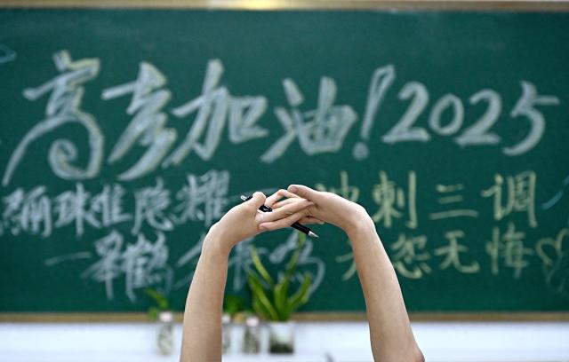 2025年5月27日晚，在河北省邯郸市峰峰第一中学，一名高三学生在晚自习课间伸懒腰。视觉中国 图
