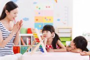 心理学发现：长期被纠错的孩子，14岁前会经历三次“
