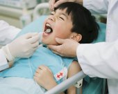 幼儿误吞电池10小时，造成不可逆的食道腐蚀穿孔