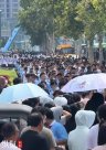 山东一中学初一新生招了94个班，放学时人山人海！当