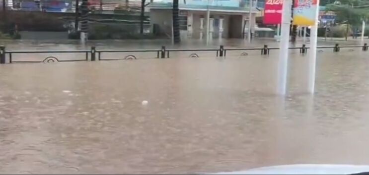 台风潭美余威带来全城暴雨 三亚全市中小学停课