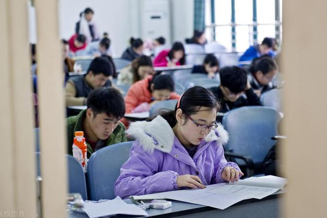考研之路不易！女生每天只睡四五个小时 牺牲了娱乐和休息的时间