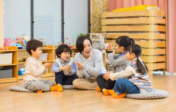 英伟达 CEO 黄仁勋:AI 不会直接“抢”饭碗,可能会催